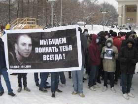 Траурный пикет памяти Маркелова, Бабуровой и Хуторского в Кирове. Фото Каспаров.Ru Траурный пикет памяти Маркелова, Бабуровой и Хуторского в Кирове. Фото Каспаров.Ru