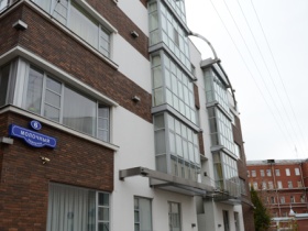 Дом, в котором находятся квартиры Галины Пузиковой и Евгении Васильевой. Фото: "Известия", Динар Шакиров Дом, в котором находятся квартиры Галины Пузиковой и Евгении Васильевой. Фото: "Известия", Динар Шакиров