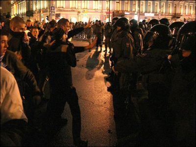 Фанаты и ОМОН. Фото с сайта yablor.ru Фанаты и ОМОН. Фото с сайта yablor.ru