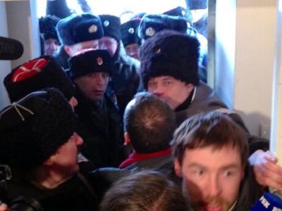 Казаки и ОМОН. Фото из "Твиттера" @gruppa_voina Казаки и ОМОН. Фото из "Твиттера" @gruppa_voina