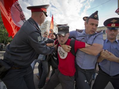 Задержание Д.Колесникова на несогласованной акции. Фото: www.qwas.ru Задержание Д.Колесникова на несогласованной акции. Фото: www.qwas.ru