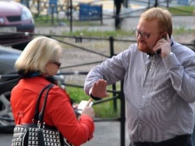 Виталий Милонов и журналист. Фото с сайта comingoutspb.ru Виталий Милонов и журналист. Фото с сайта comingoutspb.ru
