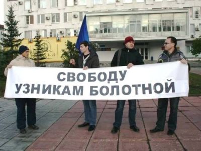 Акция в поддержку политзаключенных в Самаре (Фото Елены Махровой для Каспаров.Ру) Акция в поддержку политзаключенных в Самаре (Фото Елены Махровой для Каспаров.Ру)