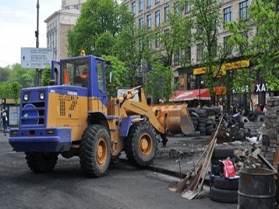Коммунальщики убирают баррикады Коммунальщики убирают баррикады