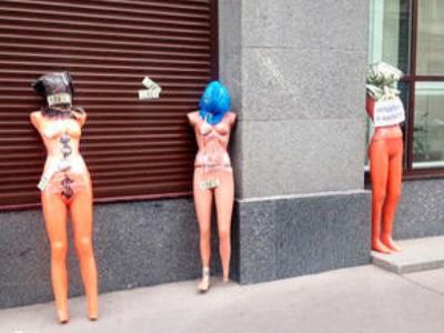 Манекены валютных заемщиков. Фото: rns.online Манекены валютных заемщиков. Фото: rns.online