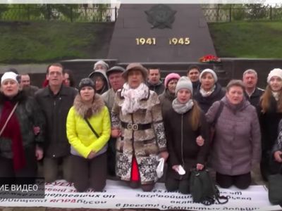 Обманутые дольщики на коленях просят Путина о помощи. Фото: https://vk.com/video-25280329_456240892 Обманутые дольщики на коленях просят Путина о помощи. Фото: https://vk.com/video-25280329_456240892